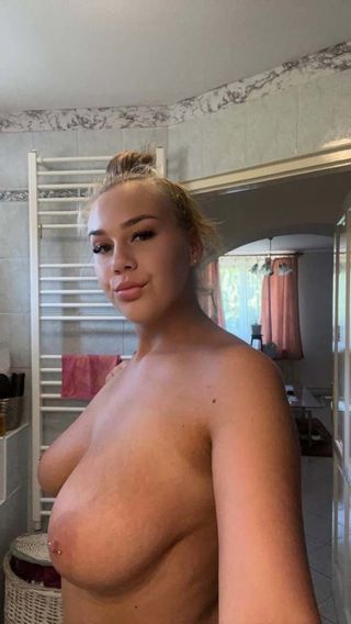 ava.busty10