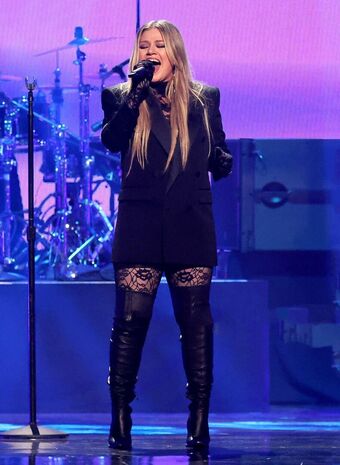 Kelly Clarkson Nude Leaks OnlyFans Photo 16